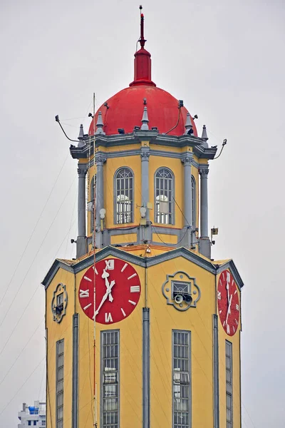 马尼拉 Oct 2017年10月7日 马尼拉市政厅钟楼在菲律宾马尼拉 马尼拉市政厅钟楼有六角形钟楼 三个方面都有一个红脸钟 — 图库照片