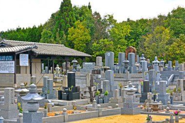 KYOTO, JP - 12 Nisan - Japon Budist arka bahçesi mezarlığı 12 Nisan 2017 Kyoto, Japonya.