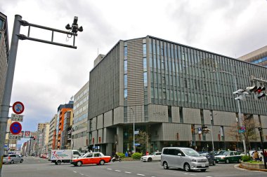 KYOTO, JP - 12 Nisan 2017 tarihinde Japonya 'nın başkenti Kyoto' da göl inşa cephesi.