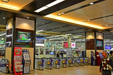 OSAKA, JP - APR 12 - Hankyu istasyonu treni ve bilet kapısı 12 Nisan 2017 tarihinde Osaka, Japonya