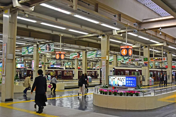 Osaka Rpa 2017年4月12日在日本大阪举行的汉口车站列车和售票口 — 图库照片