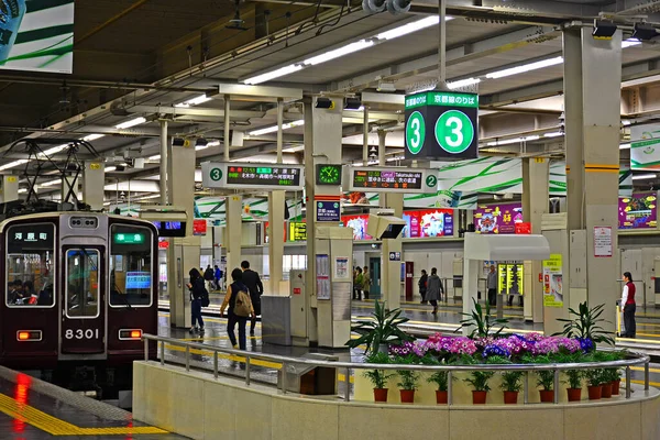Osaka Rpa 2017年4月12日在日本大阪举行的汉口车站列车和售票口 — 图库照片