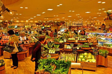 OSAKA, JP - APR 12 - Hankyu süpermarket sebze bölümü 12 Nisan 2017 'de Japonya' nın Osaka kentinde