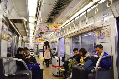KYOTO, JP - 10 Nisan - 10 Nisan 2017 tarihinde Kyoto, Japonya 'da yolcularla birlikte Japon metrosunun içinde.