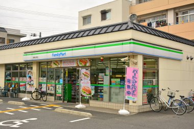 KYOTO, JP - 10 Nisan - 10 Nisan 2017 tarihinde Kyoto, Japonya 'da Aile Marketi ön cephede.