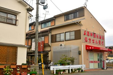 KYOTO, JP - 10 Nisan - 10 Nisan 2017 'de Kyoto, Japonya' da modern Japon apartman cephesi.