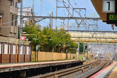 KYOTO, JP - 10 Nisan - Japonya Demiryolları Uzumasa tren rayları 10 Nisan 2017 tarihinde Kyoto, Japonya.