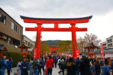 KYOTO, JP - 10 Nisan - Fushimi Inari Taisha Japonya 'nın Kyoto kentinde 10 Nisan 2017 tarihinde Japon kapı torii tapınağı. Fushimi Inari 8. yüzyılda Hata ailesi tarafından pirinç ve sake tanrılarına adanmıştır..