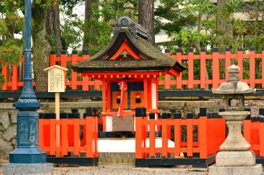 KYOTO, JP - 10 Nisan - Fushimi Inari Taisha türbesi 10 Nisan 2017 tarihinde Kyoto, Japonya 'da. Fushimi Inari 8. yüzyılda Hata ailesi tarafından pirinç ve sake tanrılarına adanmıştır..