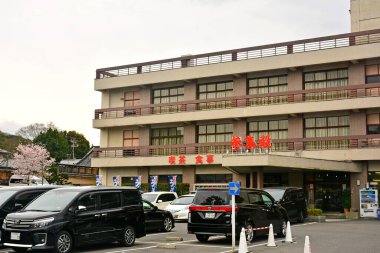KYOTO, JP - 10 Nisan - Fushimi Inari Taisha Sanshuden kantin cephesi 10 Nisan 2017 Kyoto, Japonya.