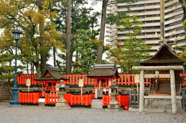 KYOTO, JP - 10 Nisan - Fushimi Inari Taisha türbesi 10 Nisan 2017 tarihinde Kyoto, Japonya 'da. Fushimi Inari 8. yüzyılda Hata ailesi tarafından pirinç ve sake tanrılarına adanmıştır..