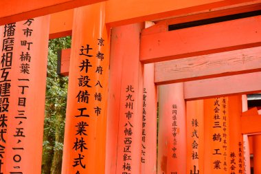KYOTO, JP - 10 Nisan - Fushimi Inari Taisha Japonya 'nın Kyoto kentinde 10 Nisan 2017 tarihinde Japon kapı torii tapınağı. Fushimi Inari 8. yüzyılda Hata ailesi tarafından pirinç ve sake tanrılarına adanmıştır..