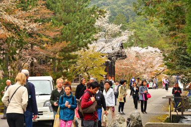 KYOTO, JP - 10 Nisan - 10 Nisan 2017 'de Japonya' nın Kyoto şehrinde insanlar kaldırımda yürüyordu.