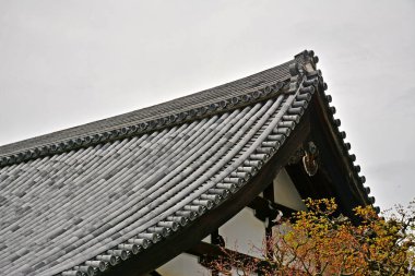 KYOTO, JP - 10 Nisan - Eikando Zenrinji tapınağının çatısı 10 Nisan 2017 tarihinde Kyoto, Japonya 'da. Zenrinji Tapınağı olarak bilinen Eikando, Japon Budizmi 'nin Jodo mezhebine mensuptur..