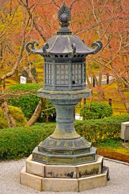 KYOTO, JP - 10 Nisan - Eikando Zenrinji feneri 10 Nisan 2017 tarihinde Kyoto, Japonya 'da. Zenrinji Tapınağı olarak bilinen Eikando, Japon Budizmi 'nin Jodo mezhebine mensuptur..