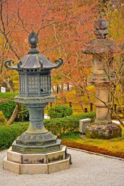 KYOTO, JP - 10 Nisan - Eikando Zenrinji feneri 10 Nisan 2017 tarihinde Kyoto, Japonya 'da. Zenrinji Tapınağı olarak bilinen Eikando, Japon Budizmi 'nin Jodo mezhebine mensuptur..