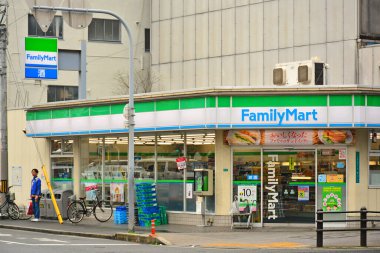 OSAKA, JP - 8 Nisan 2017 tarihinde Osaka, Japonya 'da Family Mart marketi.