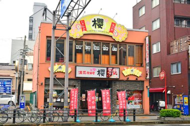 OSAKA, JP - 8 Nisan - Sakura Shokudo restoran cephesi 8 Nisan 2017 Osaka, Japonya.
