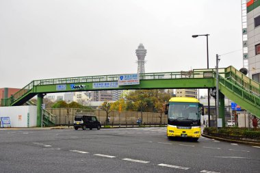 OSAKA, JP - 8 Nisan - Japon ayak köprüsü 8 Nisan 2017 Osaka, Japonya.