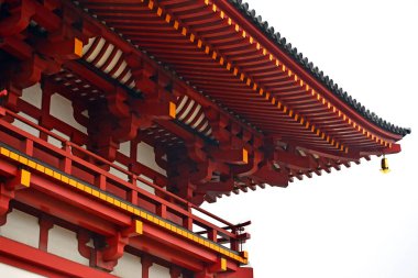 OSAKA, JP - 8 Nisan - Shitennoji Tapınağı giriş kapısı ön cephesi 8 Nisan 2017 tarihinde Osaka, Japonya 'da. Shitennoji bir Budist tapınağıdır ve Japonya 'da resmi olarak yönetilen ilk Budist ve en eski tapınaktır..