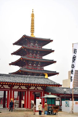 OSAKA, JP - 8 Nisan - Shitennoji Tapınağı cephesi 8 Nisan 2017 tarihinde Osaka, Japonya 'da. Shitennoji bir Budist tapınağıdır ve Japonya 'da resmi olarak yönetilen ilk Budist ve en eski tapınaktır..