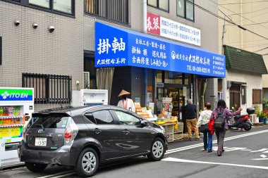 OSAKA, JP - 8 Nisan - Japonlar 8 Nisan 2017 tarihinde Osaka, Japonya 'da Shitennoji' de ön cephe aldılar..