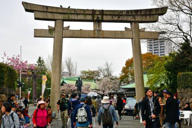 OSAKA, JP - 8 Nisan - Osaka Kalesi Japon kapı torii 8 Nisan 2017 tarihinde Osaka, Japonya 'da. Osaka Kalesi, 16. yüzyılda Japonya 'nın birleşmesinde önemli bir rol oynamıştır..