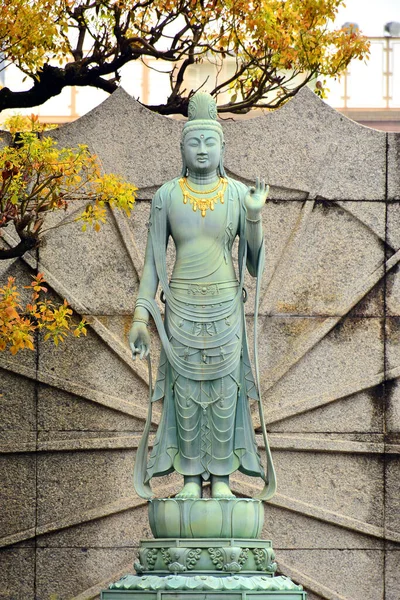 エイプリル8 四天王寺中学校 高等学校の塔2017年4月8日大阪 — ストック写真