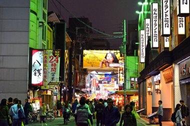 OSAKA, JP - 8 Nisan - Dotonbori 8 Nisan 2017 tarihinde Japonya 'nın Osaka şehrinde gece yarısı.