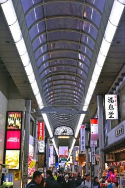 NARA, JP - 9 Nisan - 9 Nisan 2017 'de Japonya' nın Nara kentindeki Higashimuki alışveriş bölgesinde yürüyen insanlar.