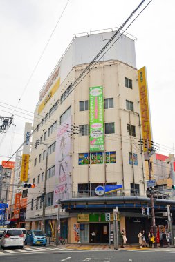 OSAKA, JP - 9 Nisan - 9 Nisan 2017 tarihinde Japonya 'nın Osaka kentinde modern Japon inşaat cephesi.