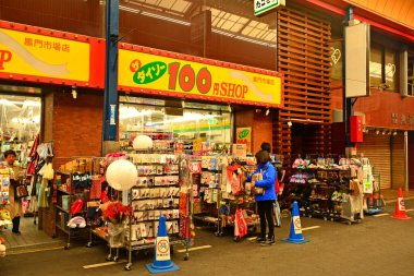OSAKA, JP - 9 Nisan - 100 Yen dükkanı 9 Nisan 2017 Osaka, Japonya.