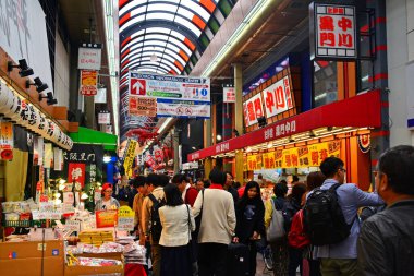 OSAKA, JP - 9 Nisan - Kuromon pazar koridoru 9 Nisan 2017 Osaka, Japonya.