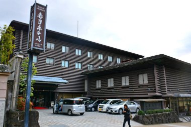 NARA, JP - 9 Nisan - Kasuga Otel cephesi ve tabelası 9 Nisan 2017 'de Japonya' nın Nara kentinde..