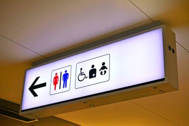 NARA, JP - Nara, Japonya 'da 9 Nisan 2017' de erkek ve kadın artı engelliler için dinlenme odası ve bebekler için metro tabelası yakıldı..