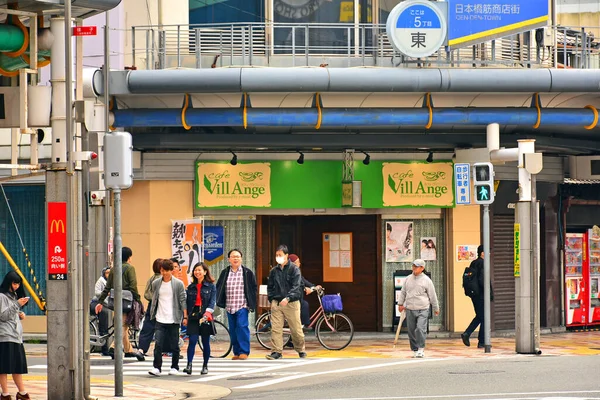 エイプリル9 カフェ ヴィル2017年4月9日 大阪でファサードを変更 — ストック写真