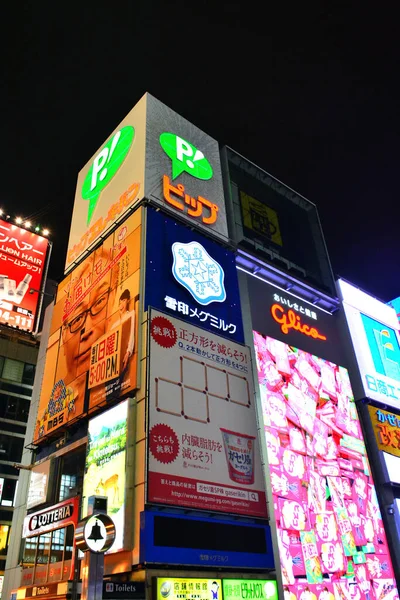 エイプリル7 2017年4月7日大阪 道頓堀の夜型スクリーンモーションディスプレイビルファサード — ストック写真