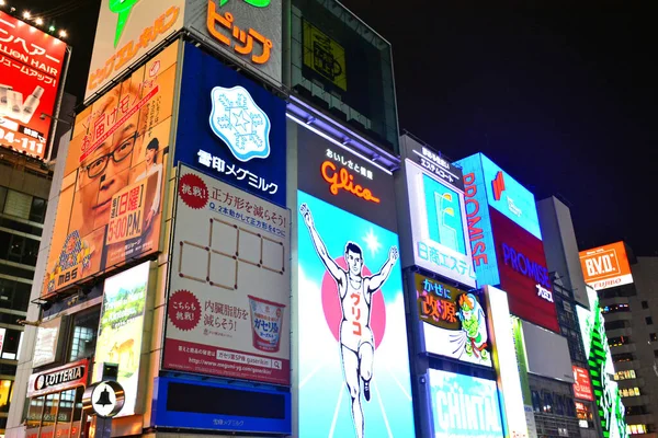 エイプリル7 夜の道頓堀グリコマンが2017年4月7日 大阪のスクリーン モーション ディスプレイ ビルのファサードを率いました — ストック写真