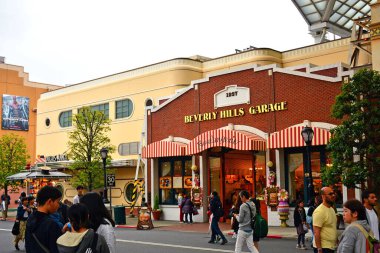OSAKA, JP - 7 Nisan - Beverly Hills garaj boulangerie restoran cephesi Universal Stüdyoları Japonya 7 Nisan 2017 Osaka, Japonya.