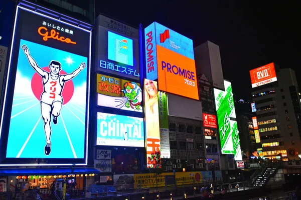 エイプリル7 夜の道頓堀グリコマンが2017年4月7日 大阪のスクリーン モーション ディスプレイ ビルのファサードを率いました — ストック写真
