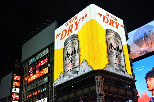 エイプリル7 夜の道頓堀2017年4月7日 大阪でアサヒスーパードライビールがスクリーンビルのファサードを導きました — ストック写真