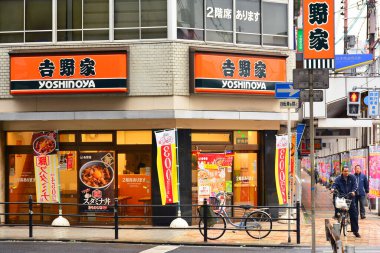 OSAKA, JP - 7 Nisan - Yoshinoya restoran cephesi 7 Nisan 2017 Osaka, Japonya.
