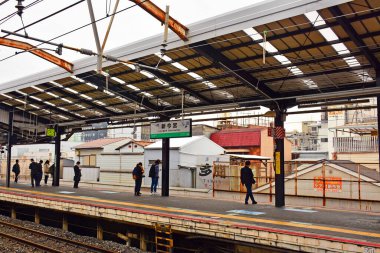 OSAKA, JP - 7 Nisan - Shinimamiya istasyonu Japonya demiryolu platformu 7 Nisan 2017 Osaka, Japonya.