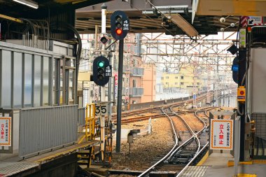 OSAKA, JP - 7 Nisan - Shinimamiya istasyonu Japonya demiryolları 7 Nisan 2017 tarihinde Osaka, Japonya 'da.