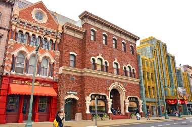 OSAKA, JP - 7 Nisan - New York temalı çeşitli komşu bina cepheleri 7 Nisan 2017 tarihinde Osaka, Japonya 'da Universal Studios Japonya' da.