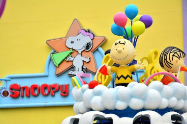 OSAKA, JP - 7 Nisan - Japonya 'nın Osaka kentindeki Universal Stüdyoları' nda 7 Nisan 2017 tarihinde Snoopy Stüdyoları imza ve heykel.