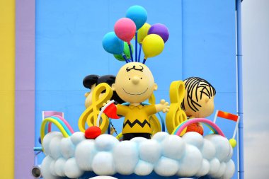OSAKA, JP - 7 Nisan - Japonya 'nın Osaka kentindeki Universal Stüdyoları' nda 7 Nisan 2017 tarihinde Snoopy Stüdyoları imza ve heykel.