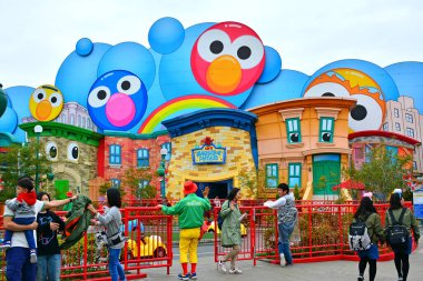 OSAKA, JP - 7 Nisan - Elmo hayal dünyası temalı Susam Sokağı Japonya Universal Stüdyoları 'nda 7 Nisan 2017 tarihinde Osaka, Japonya.