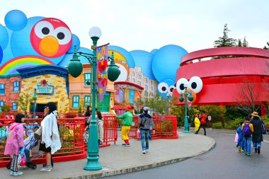 OSAKA, JP - 7 Nisan - Elmo hayal dünyası temalı Susam Sokağı Japonya Universal Stüdyoları 'nda 7 Nisan 2017 tarihinde Osaka, Japonya.