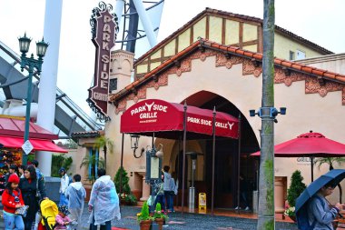 OSAKA, JP - APRIL 7 - 7 Nisan 2017 'de Japonya' nın Osaka şehrinde bulunan Universal Stüdyoları 'ndaki park kenarı lokantası.